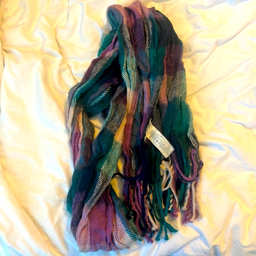 Plaid scarf with fringed ends